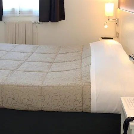 Contact Du Cerf Hotell 2*