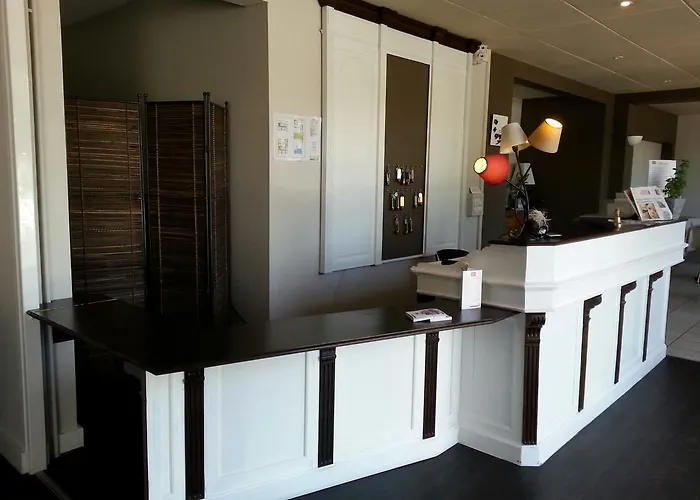 Contact Du Cerf מלון 2*