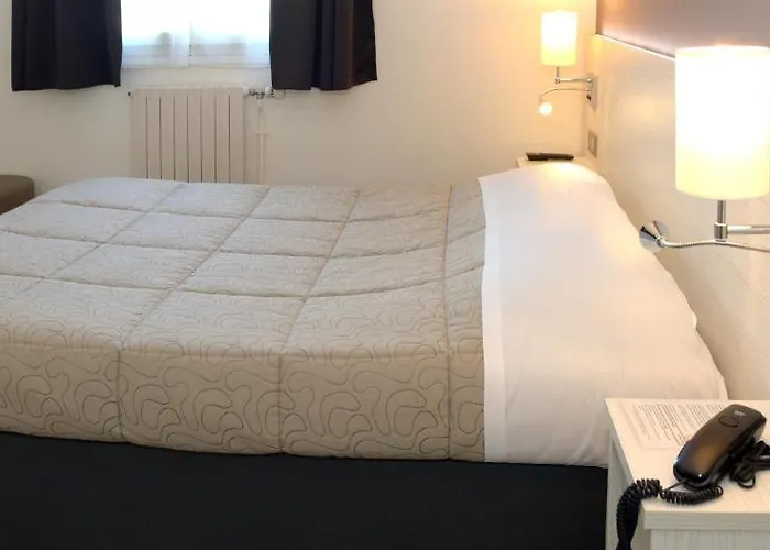 Contact Du Cerf Hotel 2*