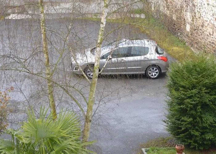 Contact Du Cerf מלון